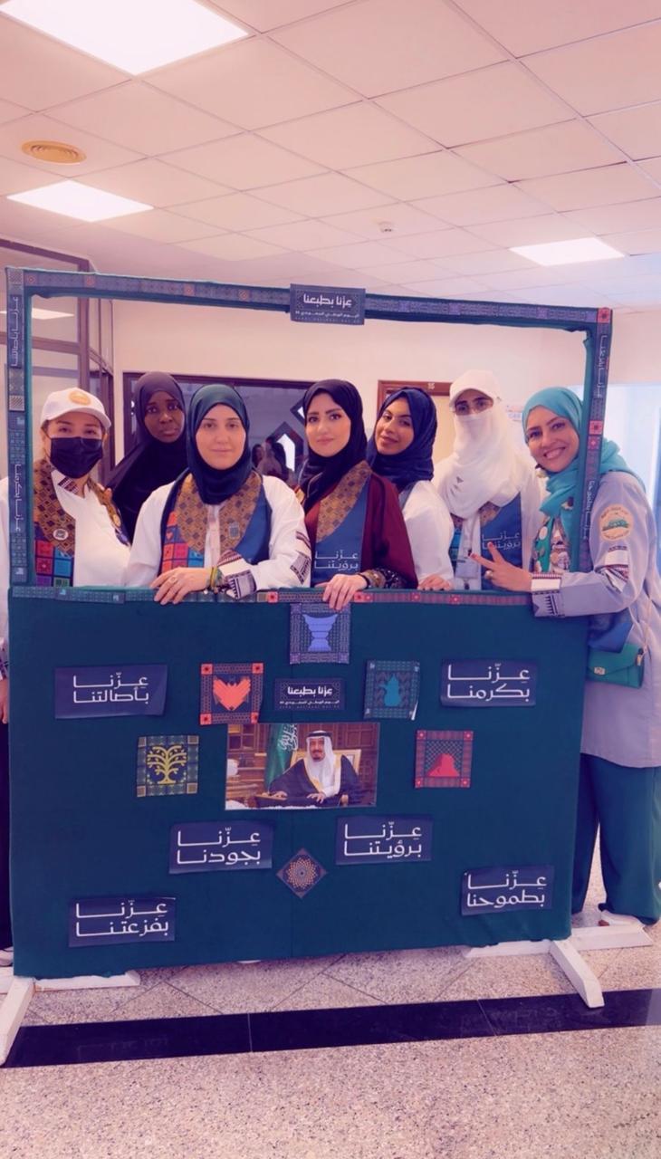 مشاركة اعضاء النادي باليوم الوطني مع طلبة مدرسة Eastwood و تعريف الطلبه داخل المدرسه بأهمية… media 5