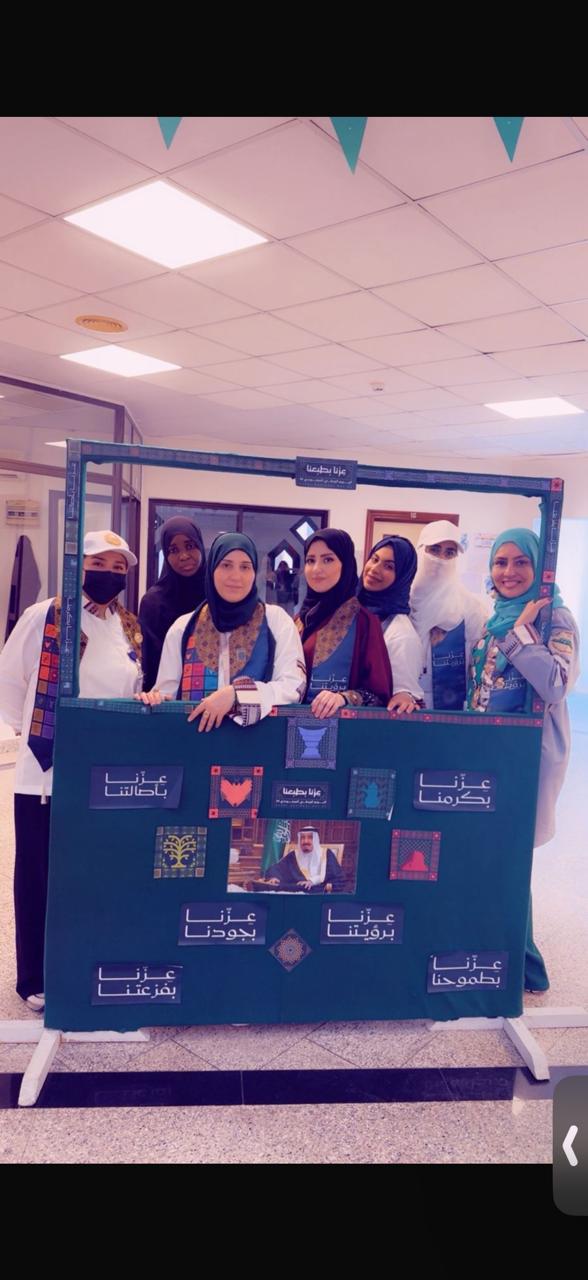 مشاركة اعضاء النادي باليوم الوطني مع طلبة مدرسة Eastwood و تعريف الطلبه داخل المدرسه بأهمية… media 7