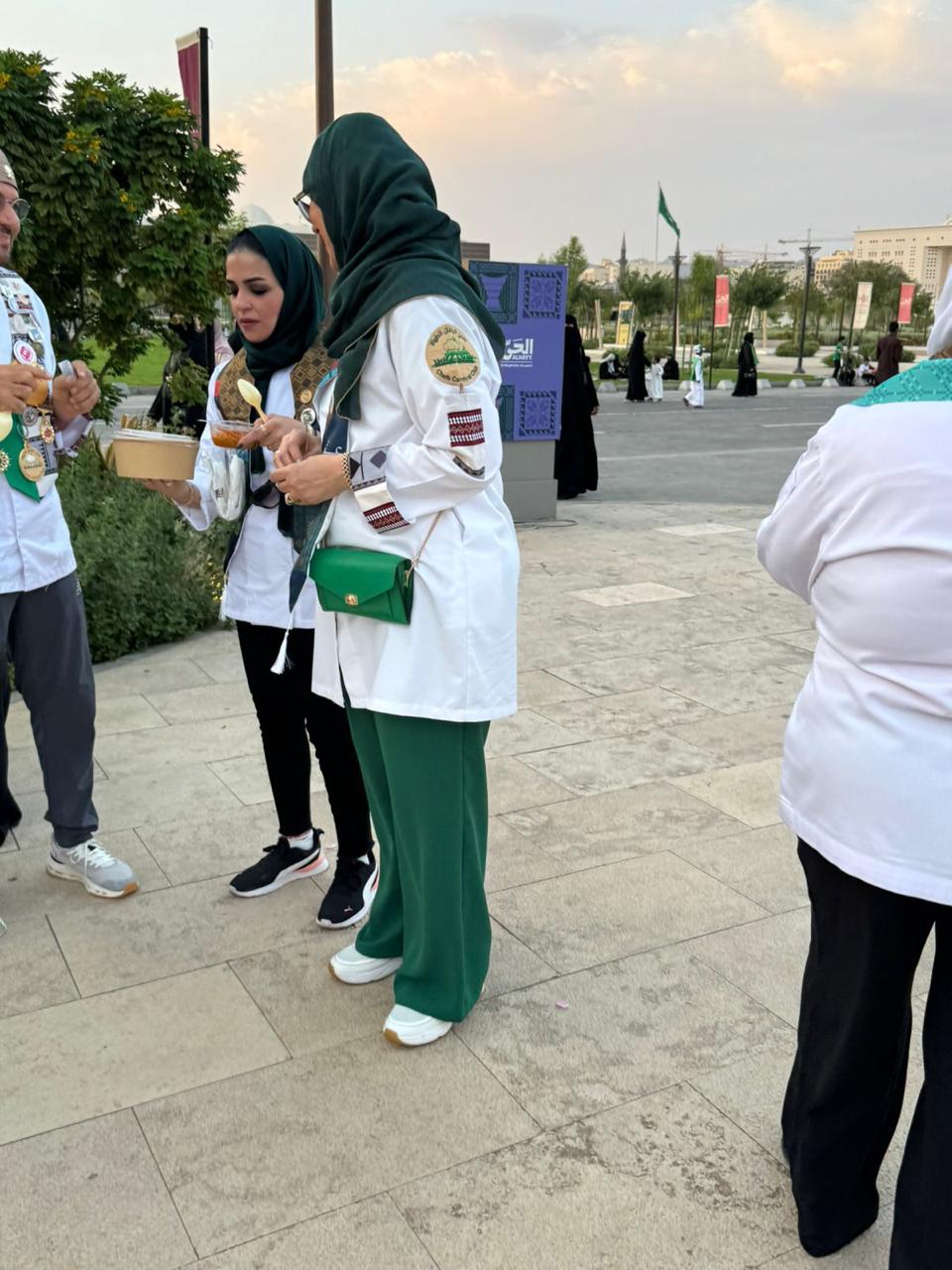 مشاركة اعضاء نادي كرنفال الطهاة من المدينه المنوره في فعالية اليوم الوطني بالمدينه media 4